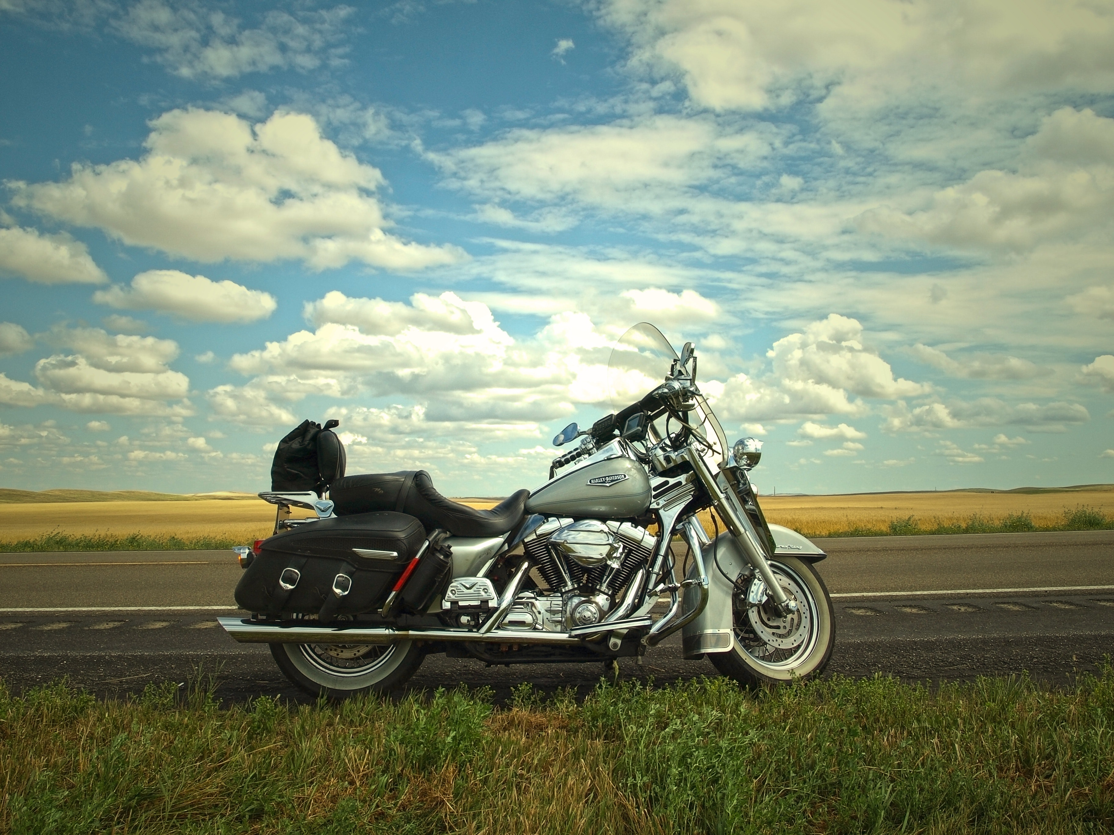 Parkerad motorcykel på vägkant