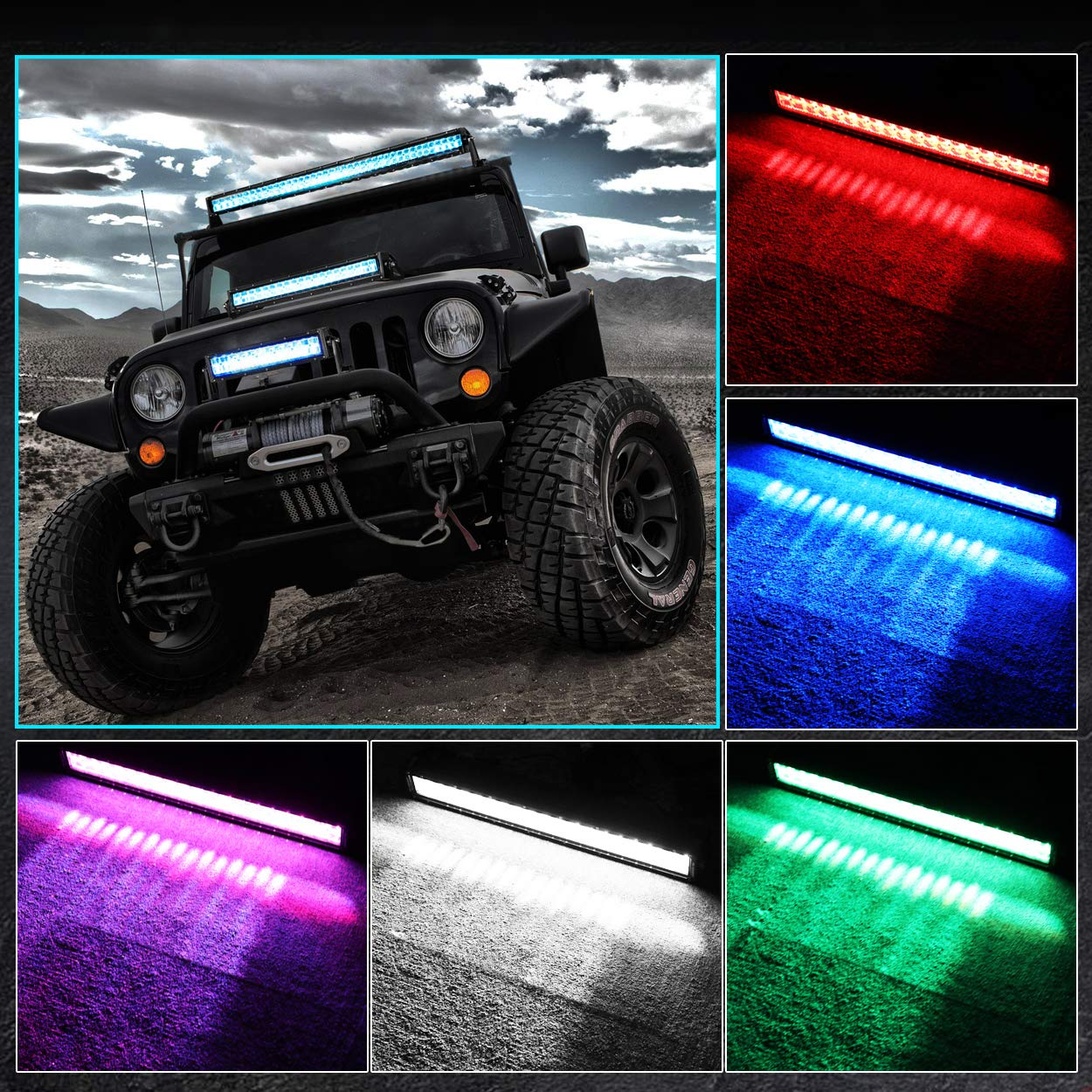 En jeep med flera olika LED-ljusramper i olika färger installerade för maximal synlighet.